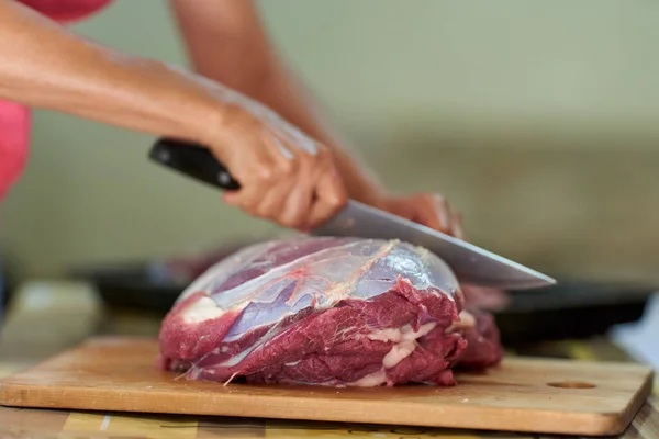 Mãos Mulher Cortando Carne Preparando Carne Casa — Fotografia de Stock