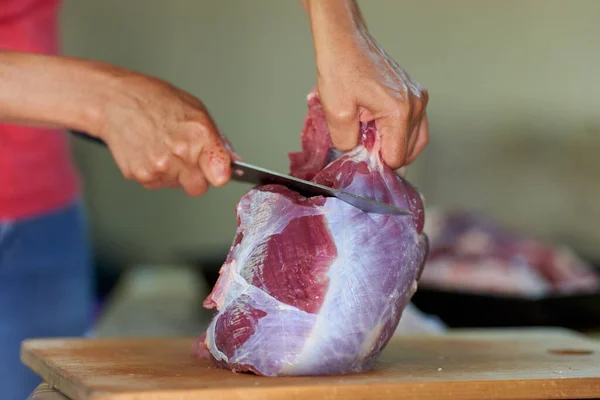 Mãos Mulher Cortando Carne Preparando Carne Casa — Fotografia de Stock