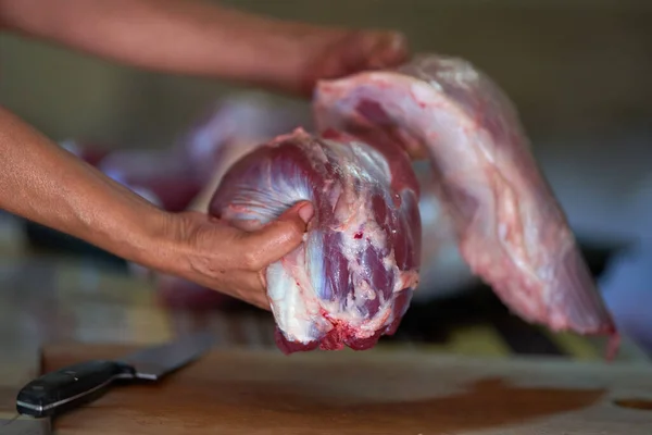 女の手で牛肉を切って家で肉を作る ロイヤリティフリーのストック写真