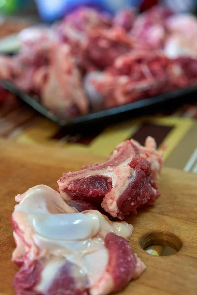 桌上锯木板上的牛肉肉 — 图库照片