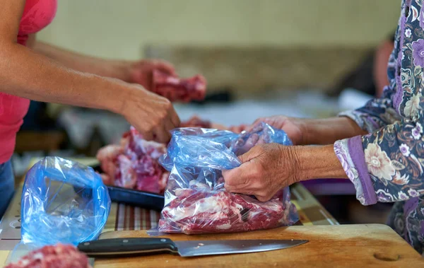 Rundvlees Kopen Van Een Lokale Slager Vrouwelijke Handen Die Vlees — Stockfoto