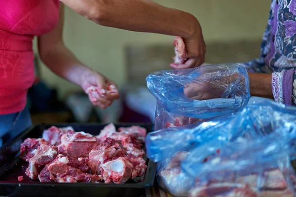 Comprando Carne Res Carnicero Local Manos Femeninas Manipulando Carne —  Fotos de Stock