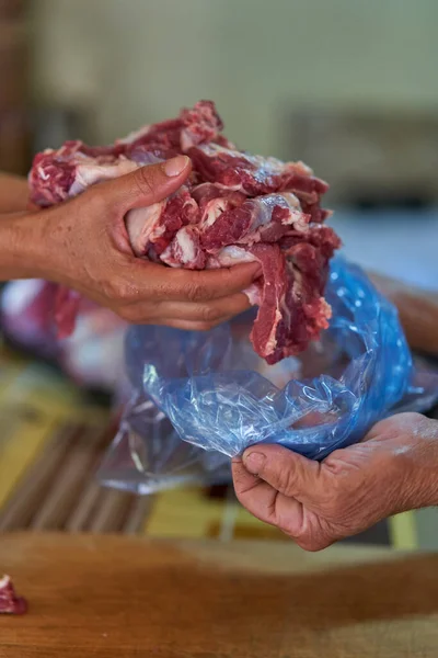 Rundvlees Kopen Van Een Lokale Slager Vrouwelijke Handen Die Vlees — Stockfoto