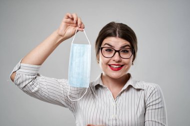 Covid-19 Coronavirus 'a karşı koruyucu maskeli bir iş kadını.