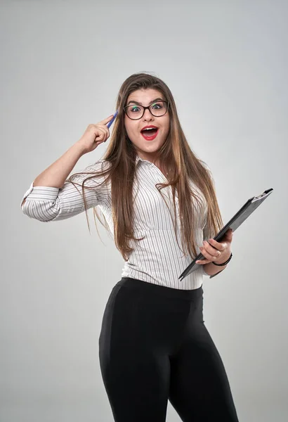 Giovane Donna Affari Con Mano Sul Mento Ottenere Idea Utile — Foto Stock