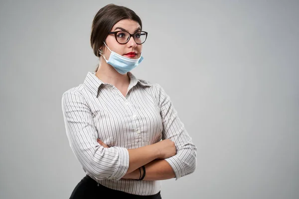 Covid 19コロナウイルスに対する保護顔マスクを持つビジネスマン女性 — ストック写真
