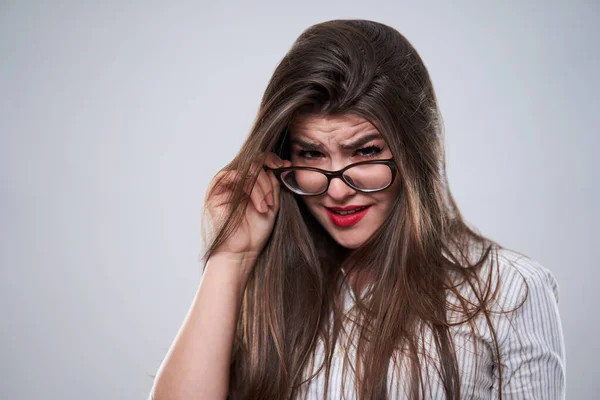 Primer Plano Una Joven Empresaria Dudosa Sospechosa Gafas Sobre Fondo —  Fotos de Stock