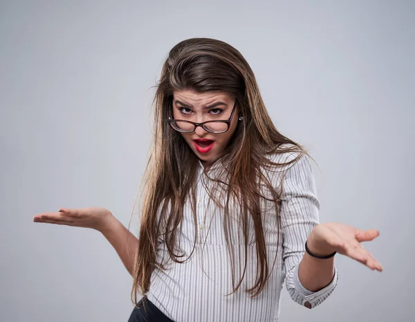 Close Van Een Twijfelachtige Verdachte Jonge Zakenvrouw Glazen Grijze Achtergrond — Stockfoto