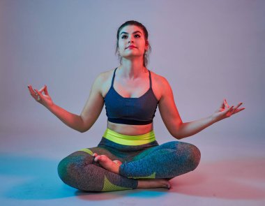 Ayrıca spor yapan kendine güvenen güzel bir kadın. Mavi-kırmızı tonlama. Stüdyo çekimi.