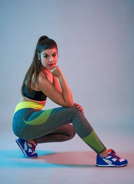 Size Selbstbewusste Schöne Junge Frau Macht Fitnessübungen Blau Rote Straffung — Stockfoto