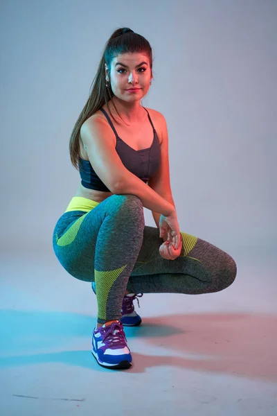 Además Tamaño Confiado Hermosa Mujer Joven Haciendo Ejercicios Fitness Tonificación —  Fotos de Stock