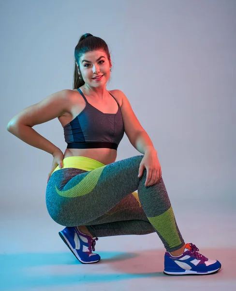 Size Zelfverzekerde Mooie Jonge Vrouw Doet Fitness Oefeningen Blauw Rode — Stockfoto