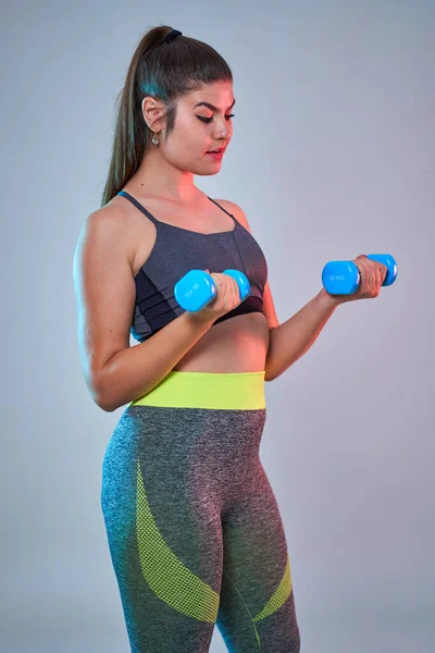 Size Zelfverzekerde Mooie Jonge Vrouw Doet Fitness Oefeningen Blauw Rode — Stockfoto