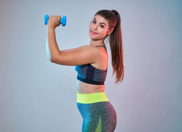 Além Tamanho Confiante Bela Jovem Fazendo Exercícios Fitness Tonificação Azul — Fotografia de Stock