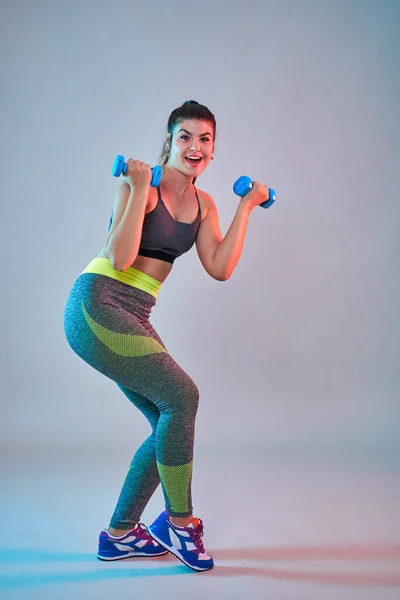Velikost Sebevědomí Krásná Mladá Žena Dělá Fitness Cvičení Modro Červené — Stock fotografie