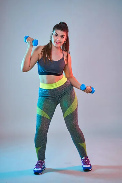 Συν Μέγεθος Αυτοπεποίθηση Όμορφη Νεαρή Γυναίκα Κάνει Ασκήσεις Γυμναστικής Μπλε — Φωτογραφία Αρχείου