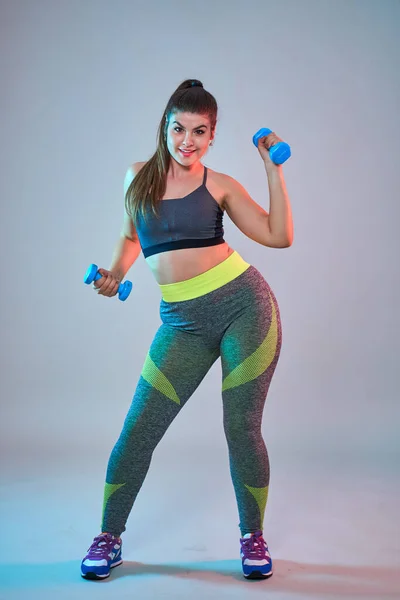 Size Zelfverzekerde Mooie Jonge Vrouw Doet Fitness Oefeningen Blauw Rode — Stockfoto