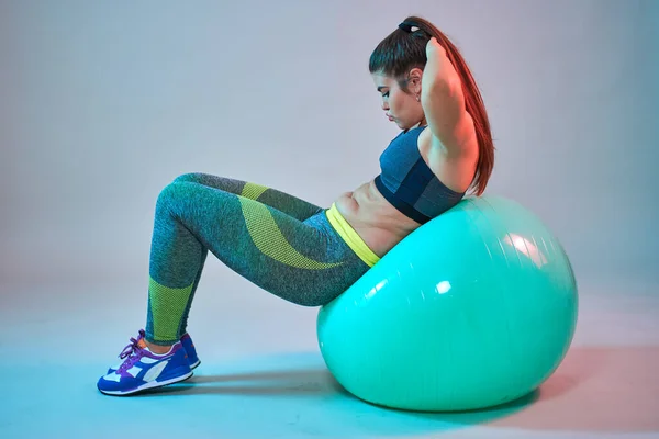 Size Zelfverzekerde Mooie Jonge Vrouw Doet Fitness Oefeningen Blauw Rode — Stockfoto