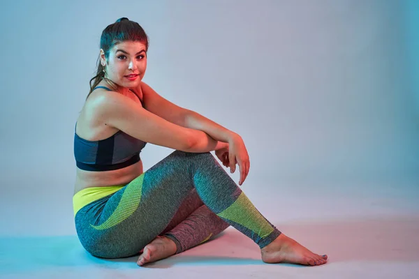 Size Confident Beautiful Young Woman Doing Fitness Exercises Blue Red — Stock Photo, Image