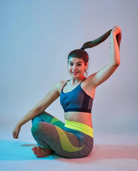 Size Confident Beautiful Young Woman Doing Fitness Exercises Blue Red — Stock Photo, Image