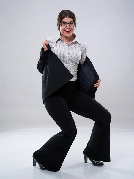 Alegre Empresaria Bailando Con Alegría Traje Formal — Foto de Stock