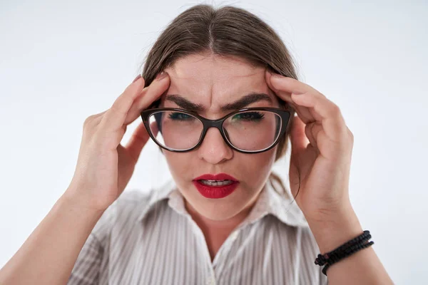 Weitwinkel Nahaufnahme Einer Jungen Geschäftsfrau Mit Starker Migräne — Stockfoto