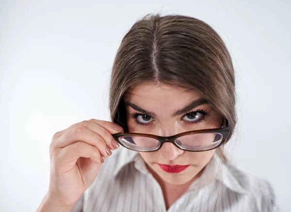 Amplo Ângulo Close Uma Empresária Desconfiada Olhando Acima Dos Óculos — Fotografia de Stock