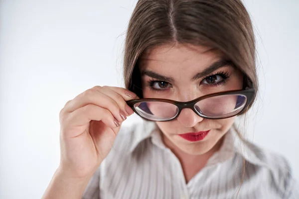 Brede Hoek Close Van Een Wantrouwige Zakenvrouw Kijken Boven Glazen — Stockfoto