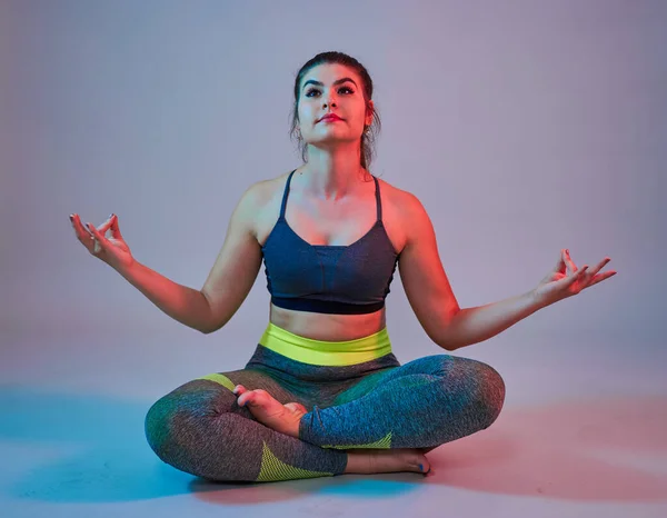 Size Zelfverzekerde Mooie Jonge Vrouw Doet Fitness Oefeningen Blauw Rode — Stockfoto