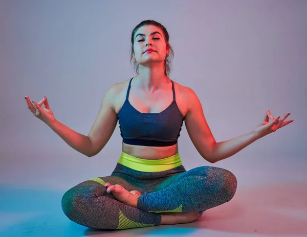 Size Confident Beautiful Young Woman Doing Fitness Exercises Blue Red — Stock Photo, Image