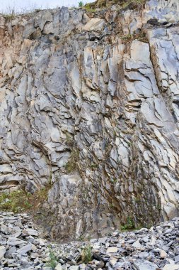 Terk edilmiş bir taş ocağında jeolojik katmanlarda çeşitli kaya oluşumları