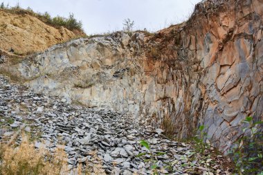 Terk edilmiş bir taş ocağında jeolojik katmanlarda çeşitli kaya oluşumları