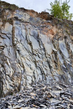 Terk edilmiş bir taş ocağında jeolojik katmanlarda çeşitli kaya oluşumları