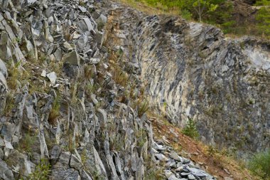 Terk edilmiş bir taş ocağında jeolojik katmanlarda çeşitli kaya oluşumları