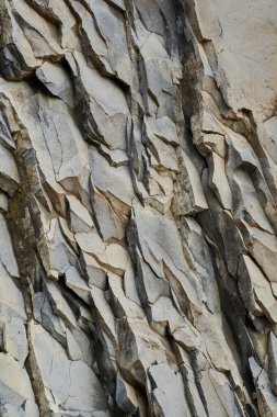 Terk edilmiş bir taş ocağında jeolojik katmanlarda çeşitli kaya oluşumları