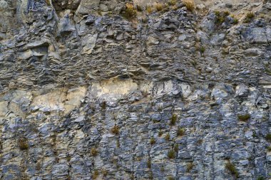 Terk edilmiş bir taş ocağında jeolojik katmanlarda çeşitli kaya oluşumları