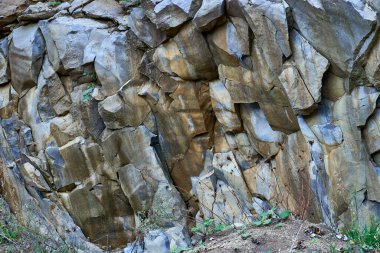 Terk edilmiş bir taş ocağında jeolojik katmanlarda çeşitli kaya oluşumları