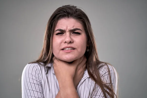 Junge Geschäftsfrau Mit Halsschmerzen Vor Schmerzen Nahaufnahme Auf Grau Geschossen — Stockfoto