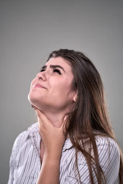 Junge Geschäftsfrau Mit Halsschmerzen Vor Schmerzen Nahaufnahme Auf Grau Geschossen — Stockfoto
