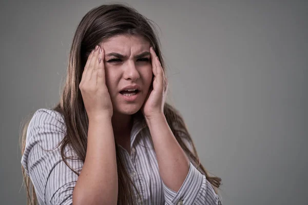 Jonge Zakenvrouw Met Migraine Houdt Haar Hoofd Pijn Grijze Achtergrond — Stockfoto