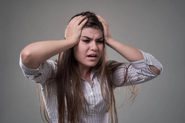 Jonge Zakenvrouw Met Migraine Houdt Haar Hoofd Pijn Grijze Achtergrond — Stockfoto