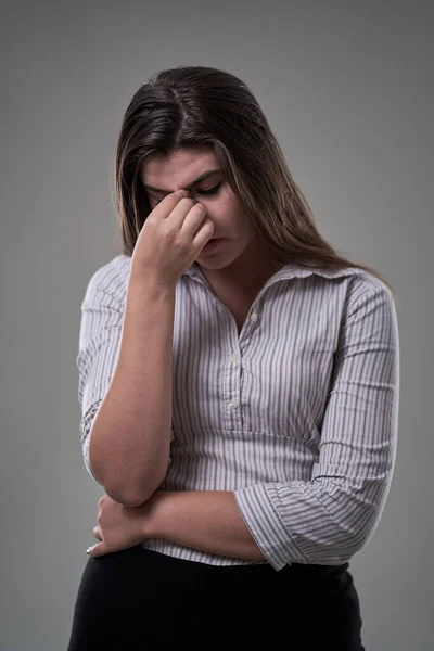 Junge Geschäftsfrau Mit Kopfschmerzen Nahaufnahme Auf Grauem Hintergrund — Stockfoto