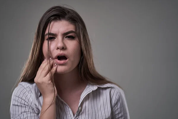 Studyjne Ujęcie Młodej Kobiety Silnym Bólem Zęba Ręką Policzku Szarym — Zdjęcie stockowe