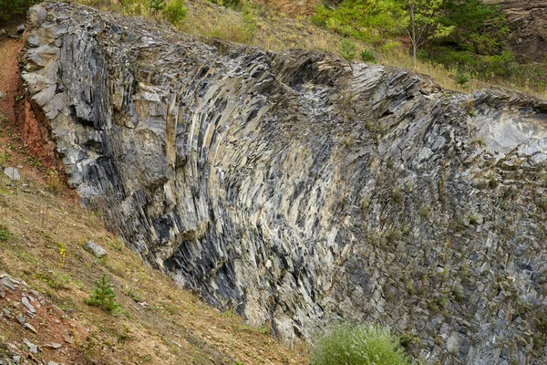 Verschiedene Gesteinsformationen Geologischen Schichten Einem Verlassenen Steinbruch — Stockfoto