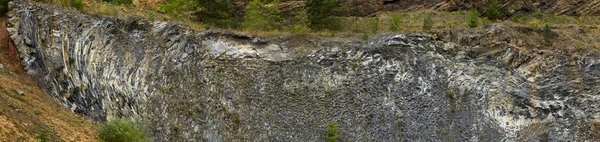 Formation Diverses Roches Couches Géologiques Dans Une Carrière Abandonnée — Photo