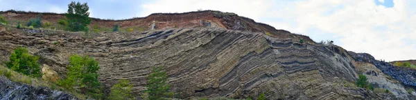 废弃采石场地质层中的各种岩石形成 — 图库照片