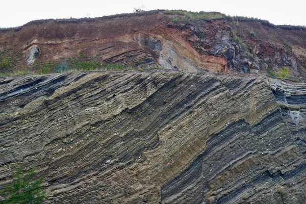 Várias Formações Rochosas Camadas Geológicas Numa Pedreira Abandonada — Fotografia de Stock