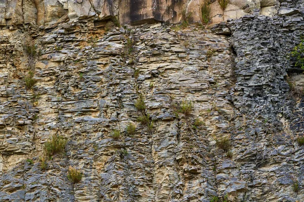 Terk Edilmiş Bir Taş Ocağında Jeolojik Katmanlarda Çeşitli Kaya Oluşumları — Stok fotoğraf