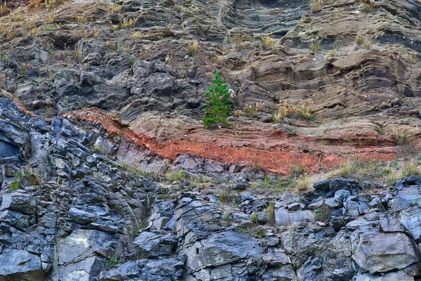 Formation Diverses Roches Couches Géologiques Dans Une Carrière Abandonnée — Photo