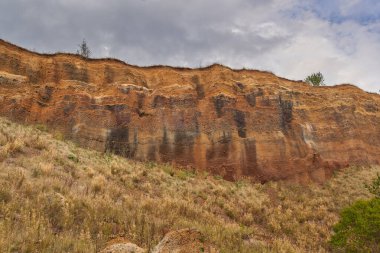 Volkanik oluşumlar 10 milyon yıldır sönmüş bir volkanın kalderasından.